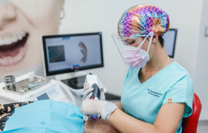 Rehabilitación sobre Implantes con Sistema CEREC — imagen 1