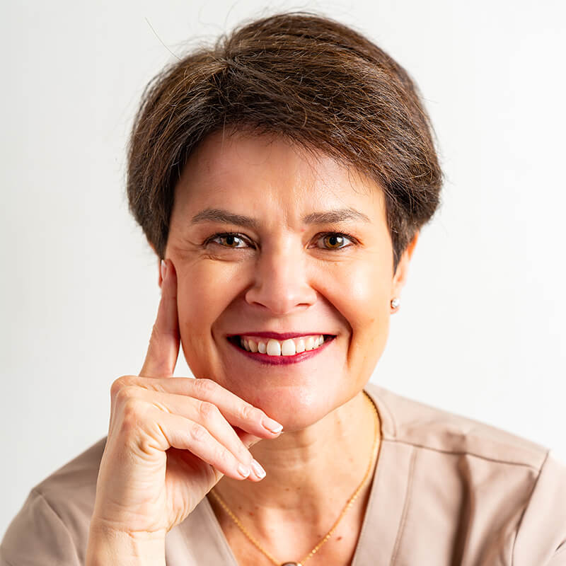 Dra. Karina Eberhardt en su clínica